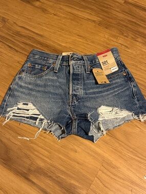 NWT Women’s Levi's Distressed High-Rise Jean Shorts